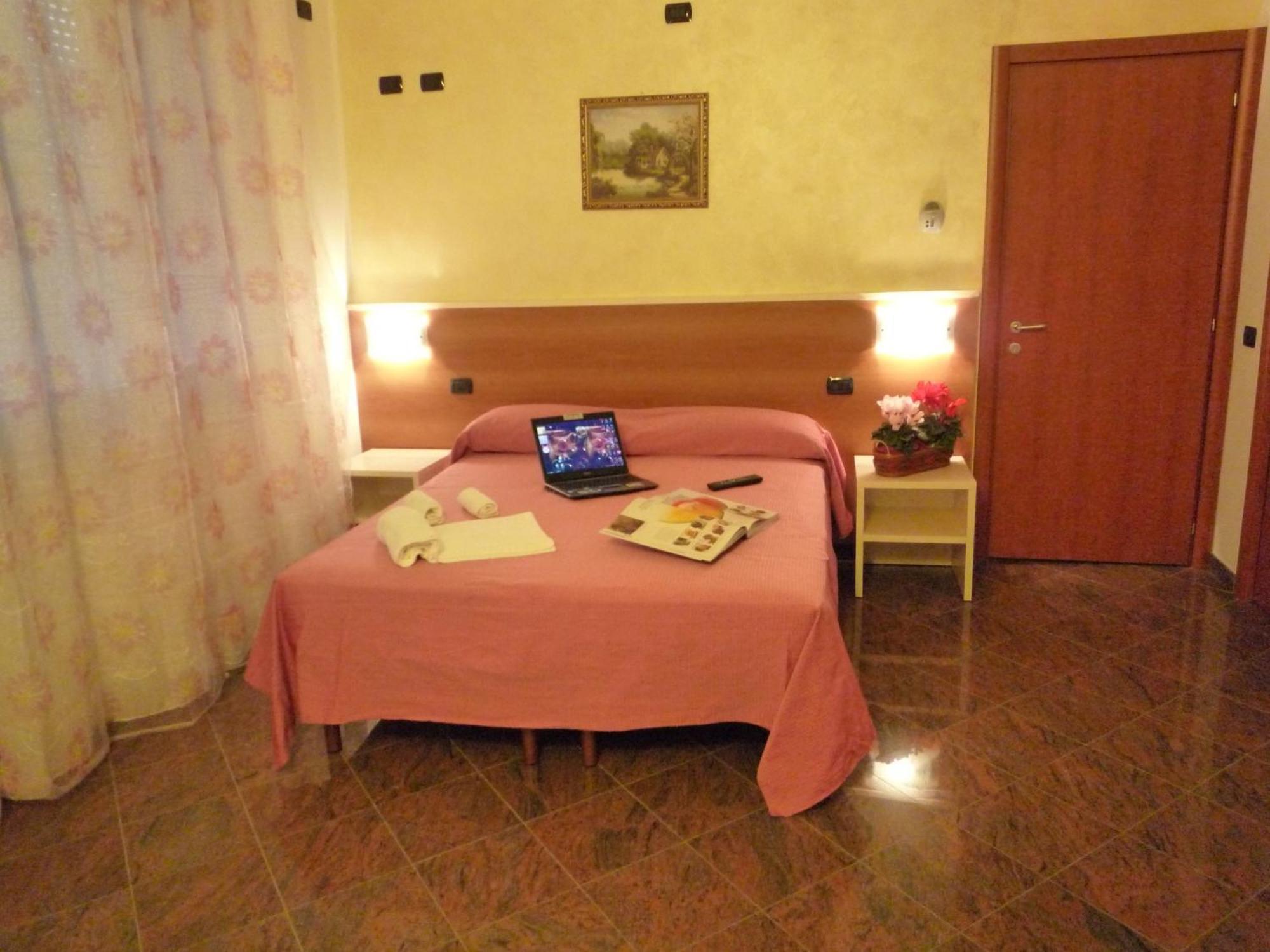 Hotel La Volpe Pescatrice Castellanza Esterno foto